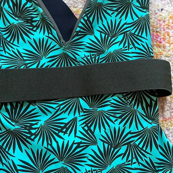 Summer sale 💞DVF one piece swimsuit green printed with detachable belt - Picture 5 of 5